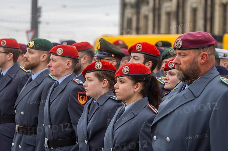 In front of the Semper Opera, the Bundeswehr bids farewell to around 700 young officers who, after four and a half months of intensive training, are taking the next step on their way to becoming military executives. With military ceremonies, solemn music from the Erfurt Air Force Music Corps and a guest of honor from the first vice president of the Saxon State Parliament Ines Saborowski. Invasion of training inspections, Dresden, Saxony, Germany