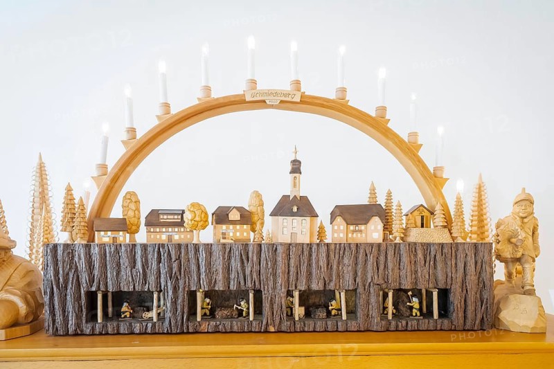 Traditionally, the doors to the Christmas exhibition at the LOHGERBER MUSEUM & GALLERY in Dippoldiswalde open on the Saturday in front of 1 Advent. They will all be there again: Nutcrackers, miners & angels, incense smokers, pyramids large and small. Candle arch by Herbert Kohl. Dippoldiswalde, Saxony, Germany
