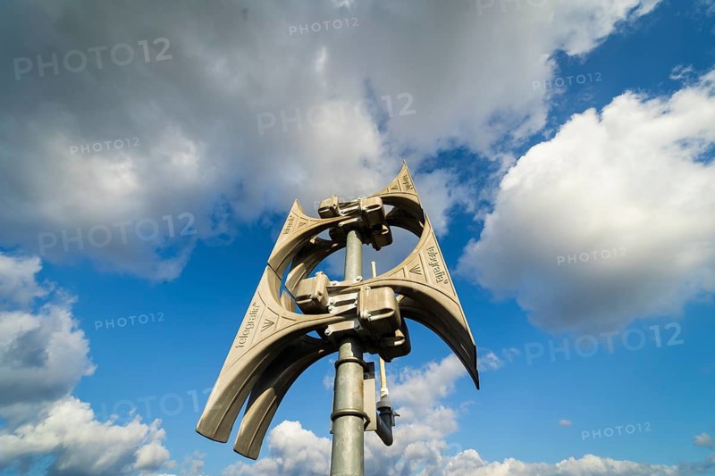 Siren system on a high-rise building in Dresden. It is used to warn the population quickly and effectively in exceptional dangerous situations and to inform them if necessary. Electronic sirens, which can emit both signal tones and voice announcements, are installed almost everywhere in the city. The siren signals are regulated uniformly in Saxony