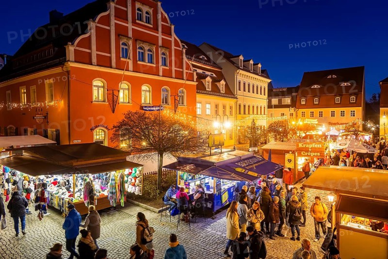 Pulsnitz is known as Saxony's gingerbread town. Since 2003, a gingerbread market has been taking place here, always on the first weekend in November. All eight Pfefferküchlers in the city and Pulsnitzer Lebkuchenfabrik GmbH will be represented at the Pulsnitzer gingerbread market and will offer their Pulsnitzer gingerbread, such as the popular Pulsnitzer Spitzen, for sale. The Pulsnitz gingerbread market will therefore once again be one of the first Christmas markets to open this year's Christmas market season, Pulsnitz, Saxony, Germany