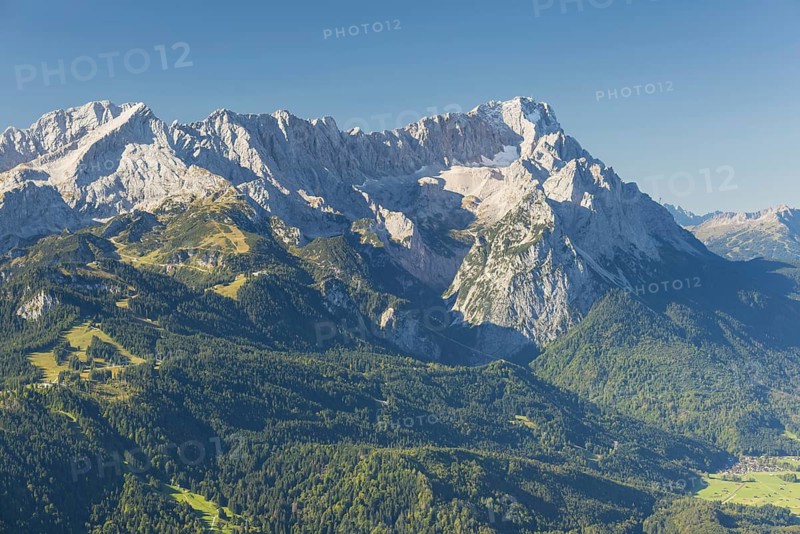 Panorama from Wank, 1780m, onto the Wetterstein Mountains with Alpspitze 2628m, Jubiläumsgrat and Zugspitze 2962m, Werdenfelser Land, Upper Bavaria, Bavaria, Germany