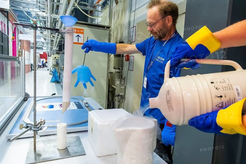 The Dresden-Rossendorf research centre invited visitors to experience science and research up close and to talk to researchers. During numerous guided tours of large-scale equipment and laboratories, visitors were able to take a look behind the scenes of current research and discover its entire spectrum. Experiment with liquid helium and superconducting effects, Rossendorf, Saxony, Germany