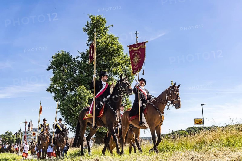 Blutritt in Oberschwaben. Rund 1800 Reiter und (seit 2022 auch) Reiterinnen in Frack und Zylinder ziehen zur Verehrung der Heilig-Blut-Reliquie durch Stadt und Flur. Der Blutritt in Weingarten gilt als größte Reiterprozession Europas. Weingarten, Baden-Württemberg, Deutschland