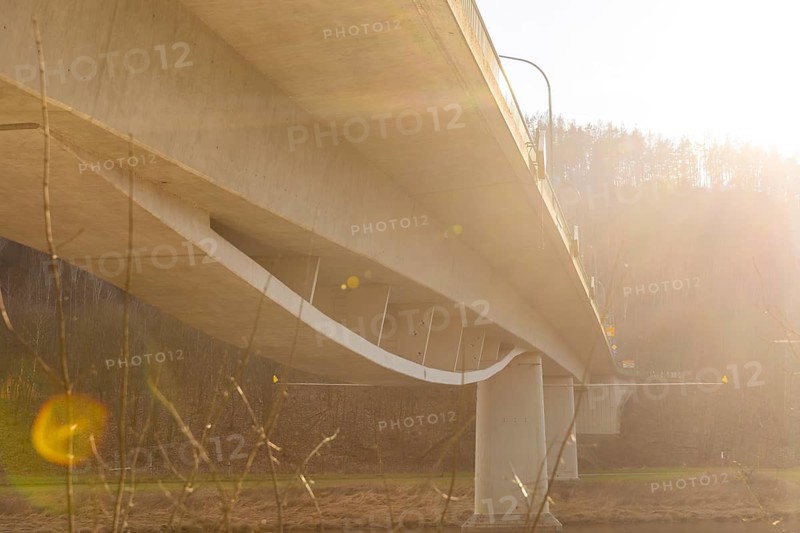 The Elbe bridge in Bad Schandau (B 172) is closed to all traffic with immediate effect. This measure follows a recent special inspection and the resulting inspection report. The bridge must be closed immediately due to longitudinal cracks in the lower span and the associated risk to the load-bearing capacity. The bridge will remain fully closed to all traffic until further notice. Acoustic sensors are currently being installed on the bridge, which are intended for monitoring and a load test, Bad Schandau, Saxony, Germany