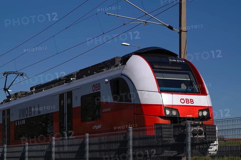 Railcar, locomotive, ÖBB regional train, Austrian Federal Railways, Lochau, Vorarlberg, Lake Constance, Austria