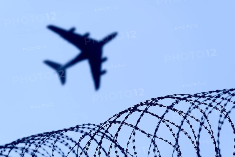 Symbolic image, deportation flights of illegal and delinquent migrants, passenger aircraft, airport, security fence, barbed wire, Germany
