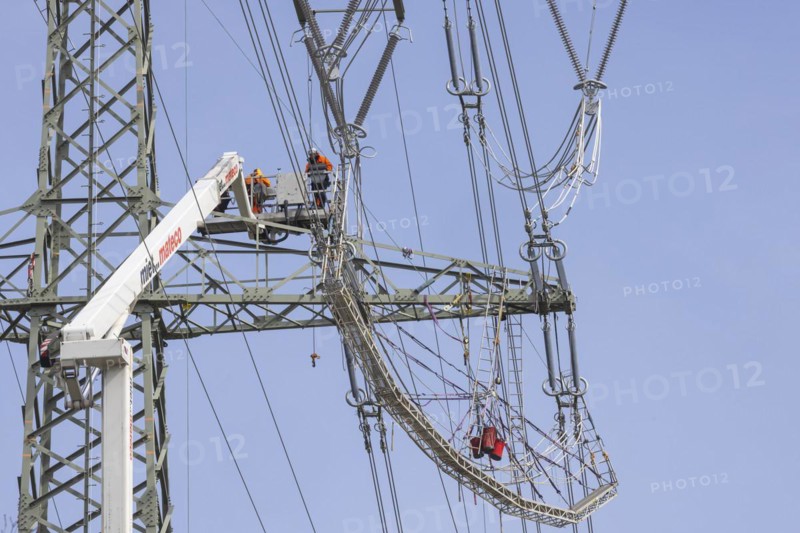 New power line from Birkenfeld to Ötisheim in the Enzkreis district, 14-kilometre 380-kV line from transmission system operator TransnetBW for a secure power supply. The new extra-high-voltage line is due to be connected to the grid this year, the lines are currently being installed, Pforzheim, Baden-Württemberg, Germany