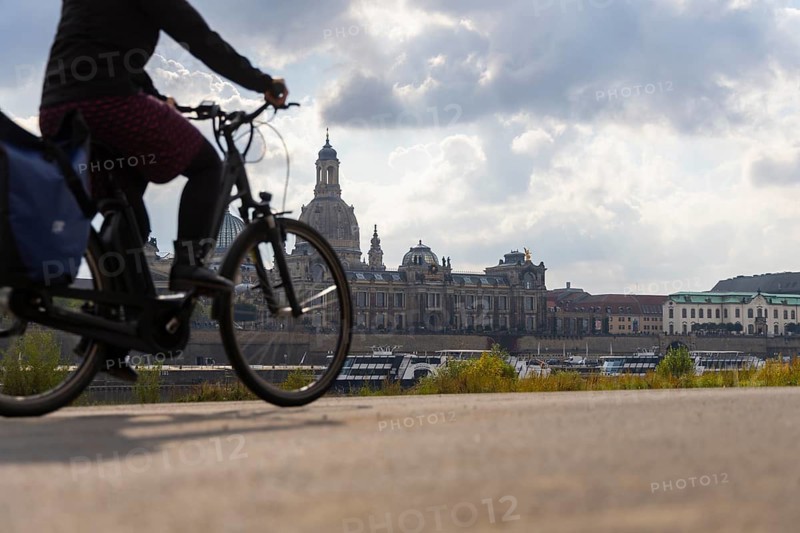 The Elbe cycle path, which was closed after the collapse of the Carola Bridge, is open again after the demolition site has been cleared, Dresden, Saxony, Germany