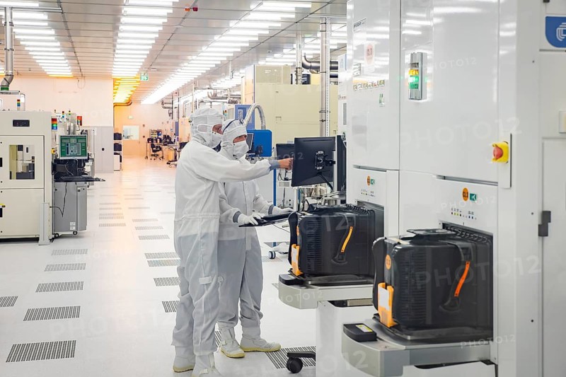 Press tour as part of SPIN2030, a campaign to highlight the diversity, excellence and attractiveness of Saxony as a centre of science, Fraunhofer Institute for Photonic Microsystems IPMS (CNT) Wafer production in the clean room