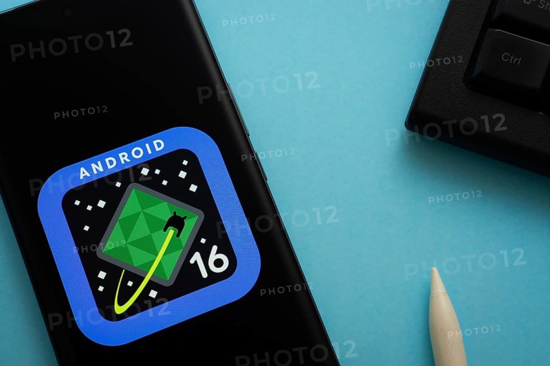 The logo of the Android 16 is displayed on a smartphone screen