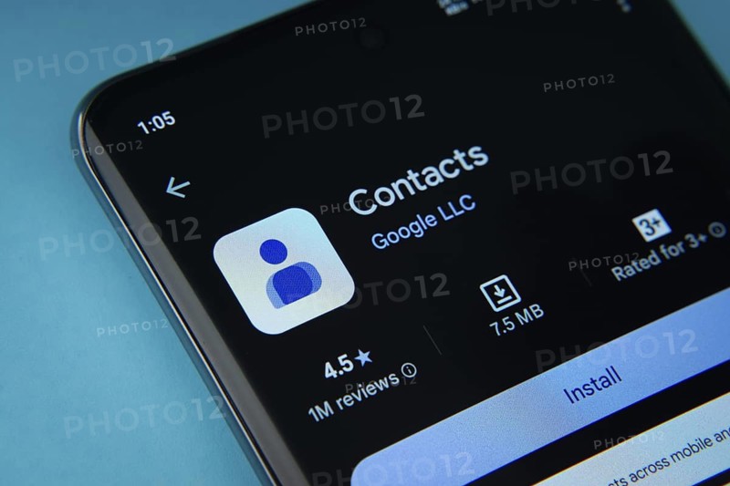 The google contacts app from Google Playstore is displayed on a smartphone screen
