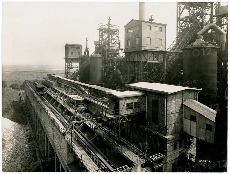 Krupp, blast furnace plant, Essen-Borbeck, Ruhr region, industry, large industrial plant with blast furnaces and massive metal structures in a black and white photo, photo from Essen Transport Office, around 1932