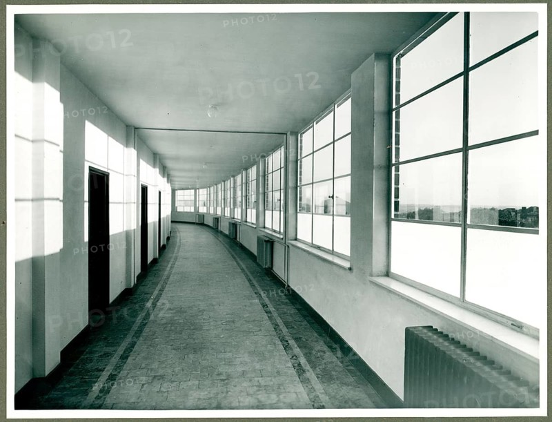 Maternite´ Reine Astrid, Charleroi, Berlien, maternity hospital, clinic, new building, Modernist style, architecture, Marcel Leborgne and Raymond Van Hove, 1937, corridor, window front, 1988 outline
