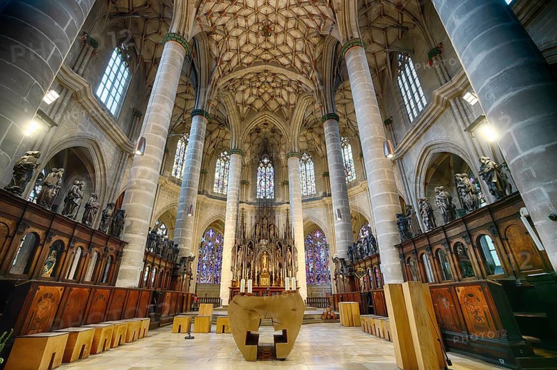 Interior view of the late Gothic mesh vault of the choir, choir room, altar, Heilig-Kreuz-Münster, Gmünder Münster, Schwäbisch Gmünd, Baden-Württemberg, Germany