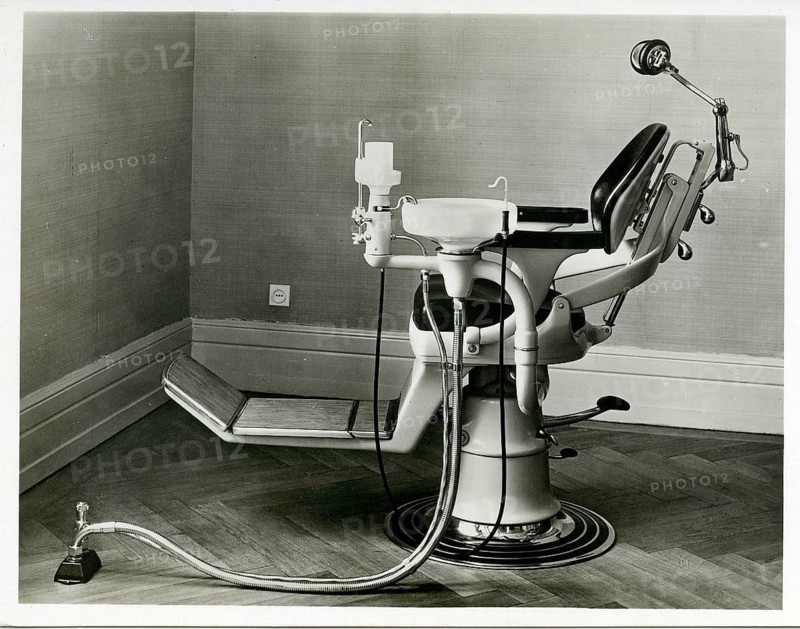 Dental chair, historic, twenties design, modern, in an empty room with parquet floor, accentuates technical details, around 1928