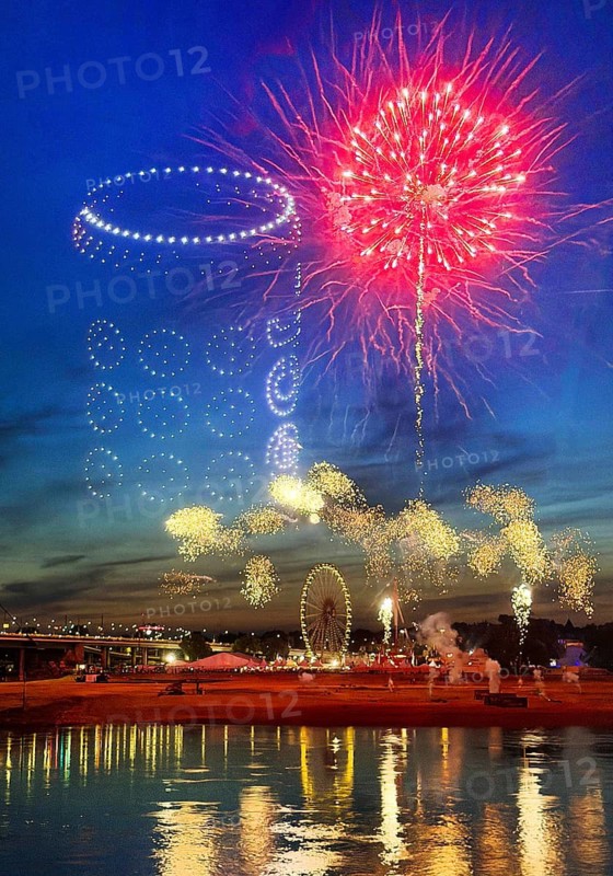 Rheinkirmes, biggest fair on the Rhine, fireworks and drone show over the Ferris wheel at night, Düsseldorf, North Rhine-Westphalia, Germany