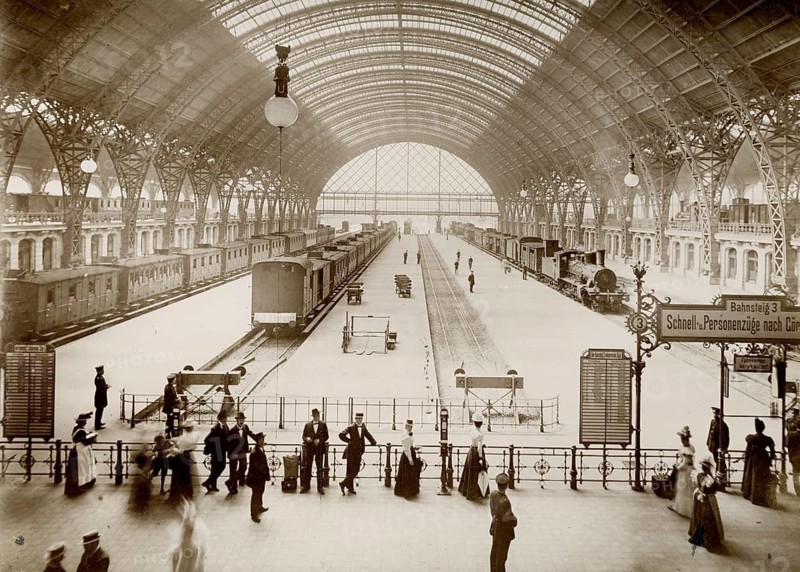 Dresden, main station, terminal station, 1899, locomotive, traffic, travelers, large historic station hall full of people and trains with arched windows, photo Stengel Co