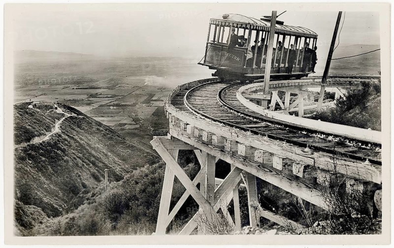 Mouint Lowe, Echo Mountain, Altadena, California, mountain railway, on a dangerous journey, historical photo of a streetcar on a curvy track with spectacular views, 1917