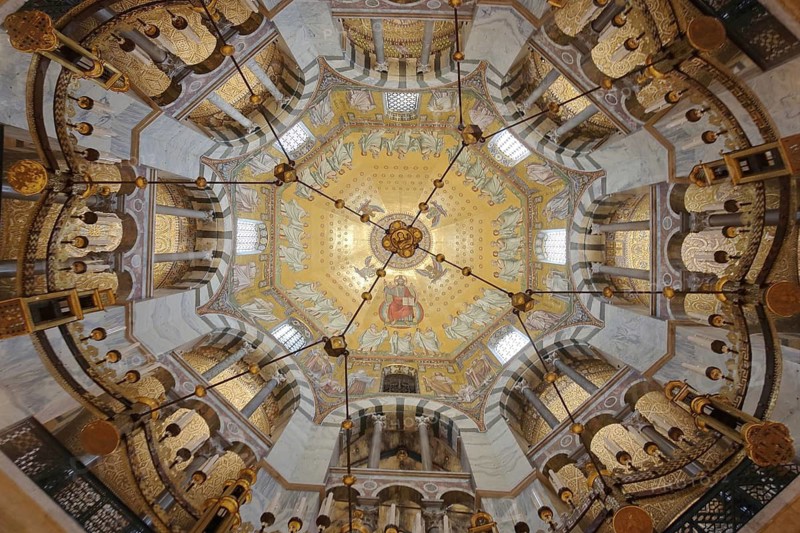 Geometric ceiling vault with wall mosaic, decorations, octagon crafts, ornaments, symmetrical, UNESCO Aachen Cathedral, St. Marien, Cathedral, Old Town, Aachen, Eifel, North Rhine-Westphalia, Germany