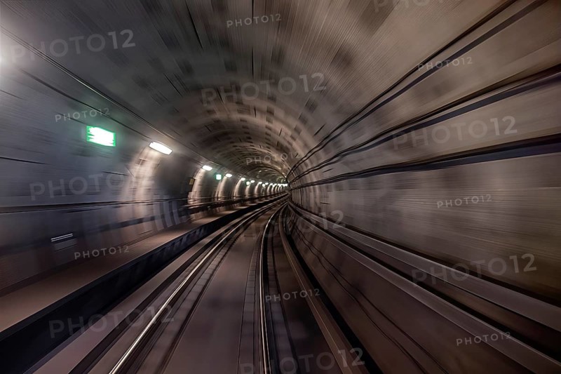 Ein beleuchteter Tunnel mit Gleisen vermittelt ein Gefühl von Geschwindigkeit und Urbanität, Kopenhagen, Dänemark