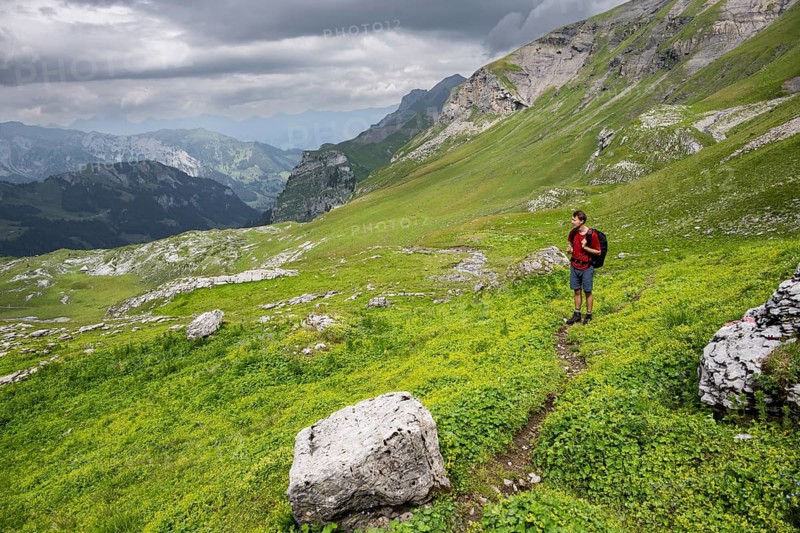Hikers in Grüner Berglandschft, Kienboden, Bernese Alps, Bernese Oberland, Switzerland