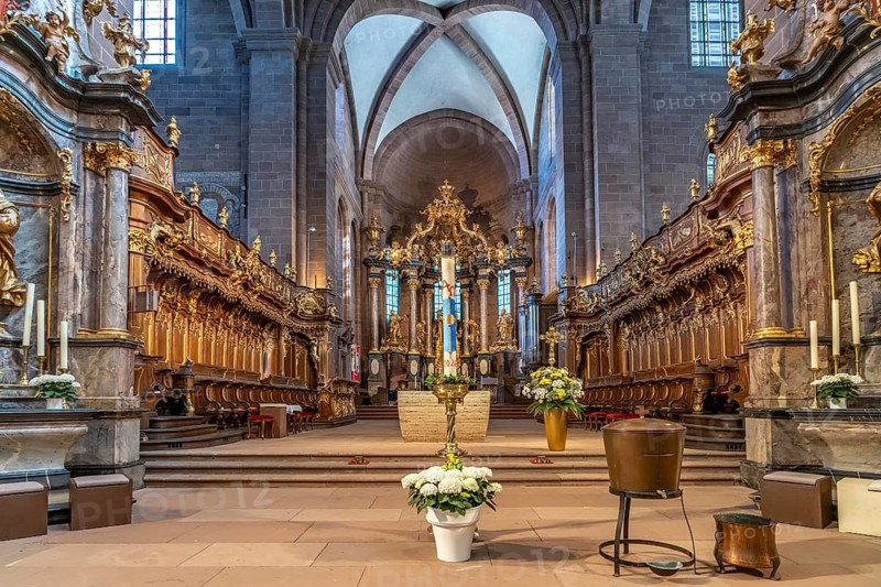 Altar and choir in the interior of St. Peter's Cathedral in Worms, Rhineland-Palatinate, Germany