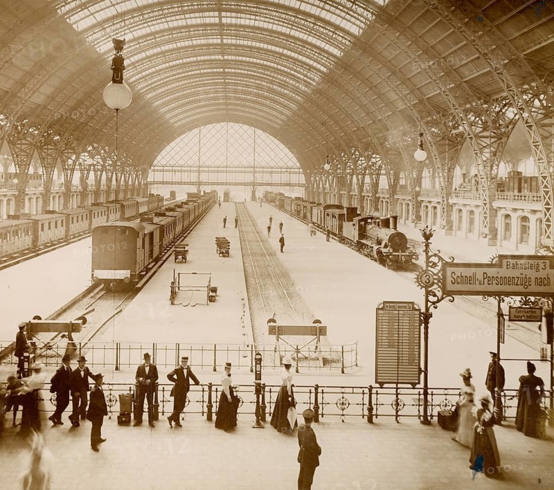Dresden, main station, terminal station, 1899, locomotive, traffic, travelers, historic station hall with trains, people and impressive roof construction, photo Stengel Co