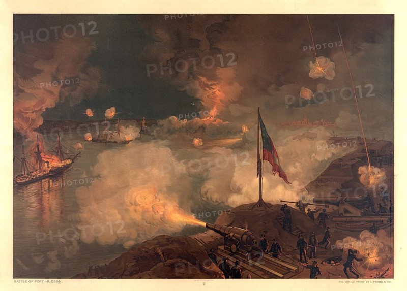 Chromolithograph *Battle of Port Hudson* (1887), based on a painting by Julian Oliver Davidson, depicting the night-time advance of Admiral Farragut's ships against the Confederate river batteries in March 1863 during the American Civil War. The image depicts the attempt by Union forces under Flag Officer David Glasgow Farragut to pass the heavily fortified Confederate gun positions on the Mississippi River at Port Hudson, Louisiana, under cover of night. On the left, the damaged USS Mississippi is ablaze, whilst in the foreground Confederate troops return fire from the cliffs with heavy artillery. American history, authentic, digitally restored reproduction of a 19th-century original, exact date of the depiction unknown, historical