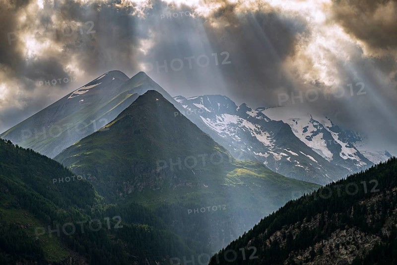 View of Grossglockner, highest mountain in Austria, Alps, rays of light, Heiligenblut am Grossglockner, Carinthia, Austria