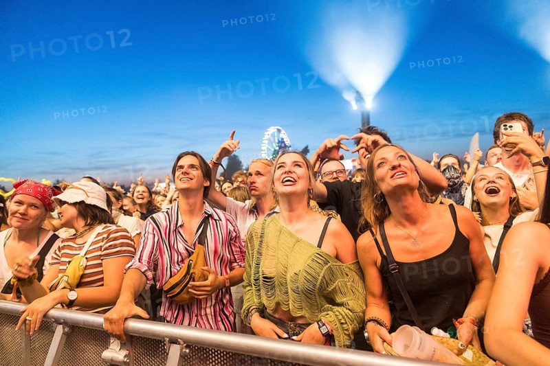 Festival visitors celebrate in the front row at the Highfield Festival on Friday, Störmthaler See, 14.08.2026