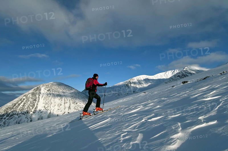 Ski tourers climbing the Akka Massif, Stora Sjöfallet National Park, Laponia World Heritage Site, Lapland, Sweden