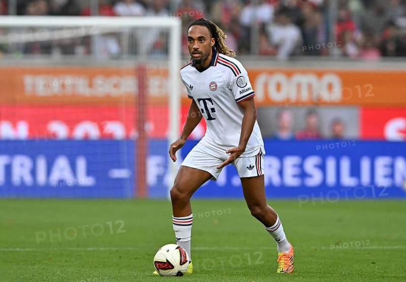 Sacha Boey, FC Bayern Munich (FCB) (23) in action with the ball – Bundesliga, football, Voith-Arena, Heidenheim, Baden-Württemberg, Germany