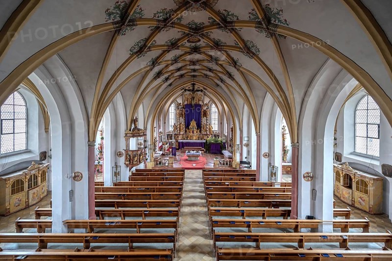 Interior with Gothic mesh vault and high altar, Holy Trinity parish church, founded in 1364, Kösslarn, Marktplatz 35, Lower Bavaria, Germany