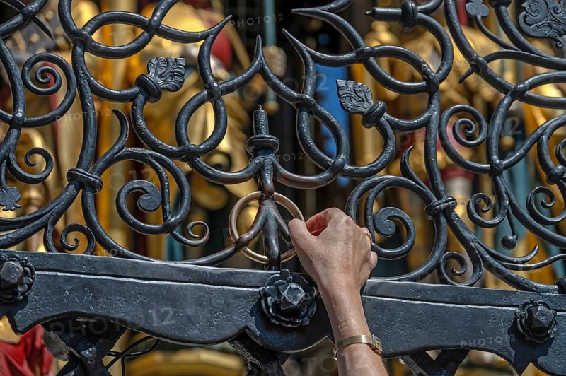 Detal, tourist shooting at the Golden Ring. Alleged lucky charm at Schönen Brunnen, Hauptmarkt, Nuremberg, Middle Franconia, Bavaria, Germany