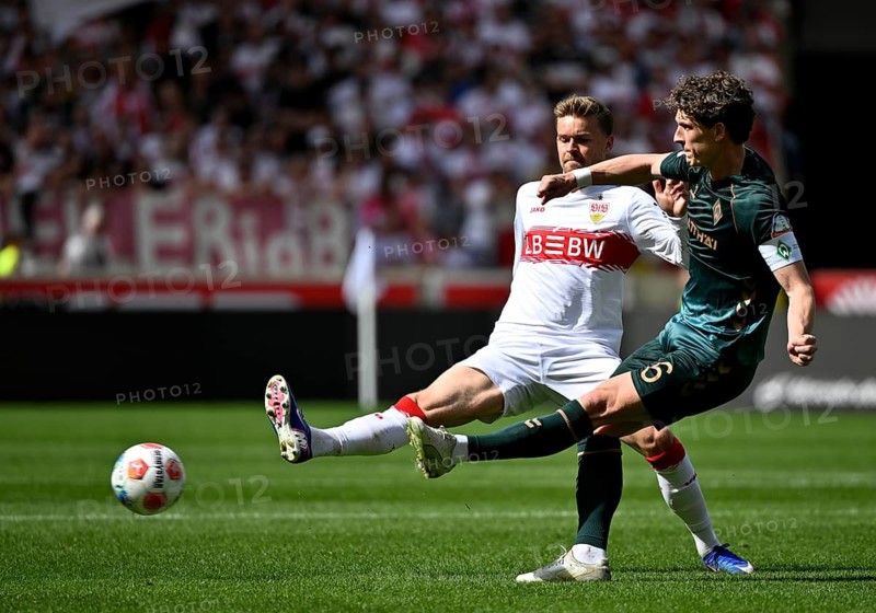 Duel, action Jens Stage SV Werder Bremen SVW (06) against Maximilian Mittelstädt VfB Stuttgart (07) Soccer Bundesliga, MHPArena, MHP Arena Stuttgart, Baden-Württemberg, Germany