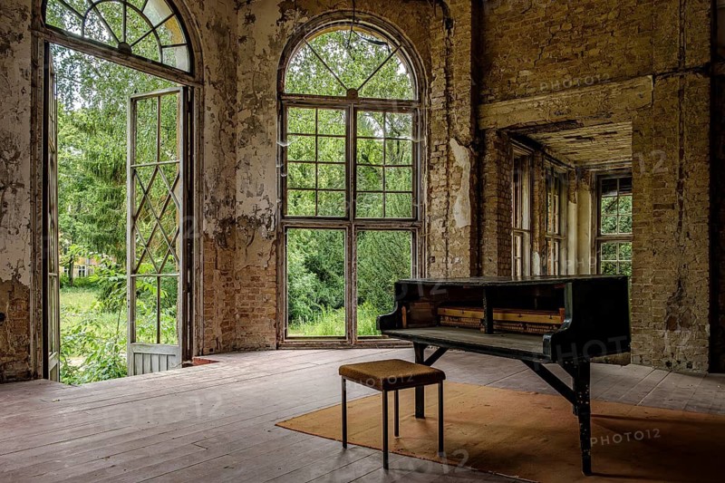 Morbid charm in the so-called piano hall, former lung sanatorium and lost place Heilstätte Grabowsee, Oranienburg, Brandenburg, Germany
