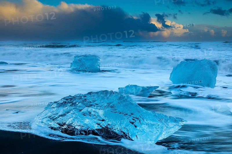 Ice chunks on the black beach, lava beach, glacier ice, sea, winter, sunset, Diamond Beach (Breiðamerkursandur) at Jökusalorn, Iceland, Scandinavia