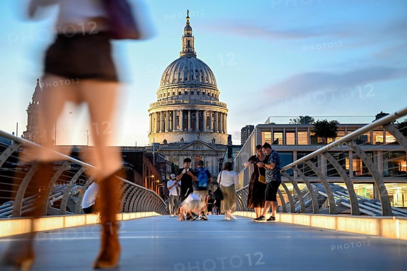 Evening scene on the Millennium Bridge over the Thames, blue hour, in the background St Paul's Cathedral, City of London, London, England, Great Britain, Great Britain
