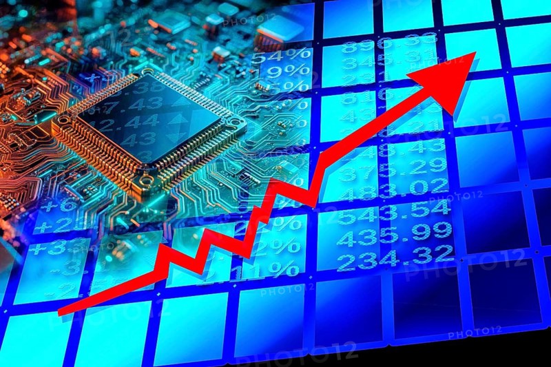 Symbolic photo, microchip price gains on the stock exchange, supply bottleneck, chip mass buying, computer industry, Taiwan problem, financial market, stock exchange, charts, prices, rising, falling, trader, broker, investment banker, central bank, ECB, international markets, resistance to USA and mafia methods of Donald Trump, elections, EU elections, population, multilateral negotiation, economic areas, capitalism, communism, treaties, agreements, nation states, agreements, international law, opponents, protectionism, espionage, customs agreements, taxation, European Parliament, Brussels, American tariff policy, Donald Trump