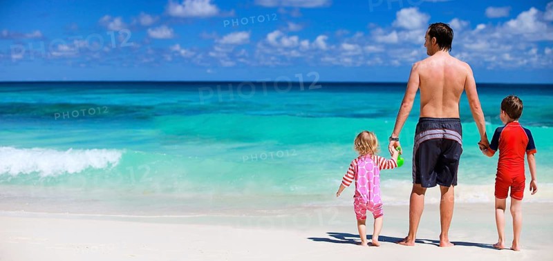 Father and two children running on beach, vacation, Seychelles, La Digue, La Digue, Indian Ocean, Seychelles
