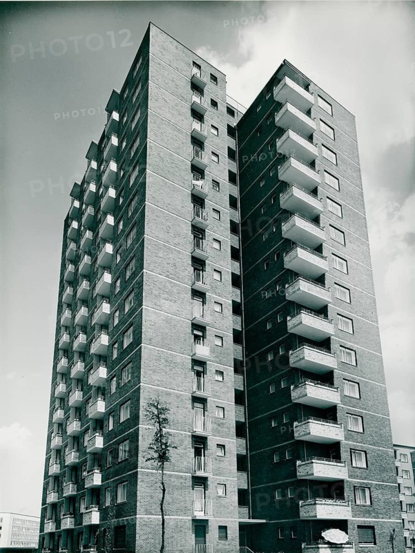 Berlin, Kreuzberg, Otto-Suhr-Siedlung, Alexandrinenstr, Stallschreiberstr., Oranienstr., Waldeckpark, residential buildings, post-war modernism, high-rise building, two high-rise residential buildings with many balconies under cloudy sky, Otto Hagemann, 1964