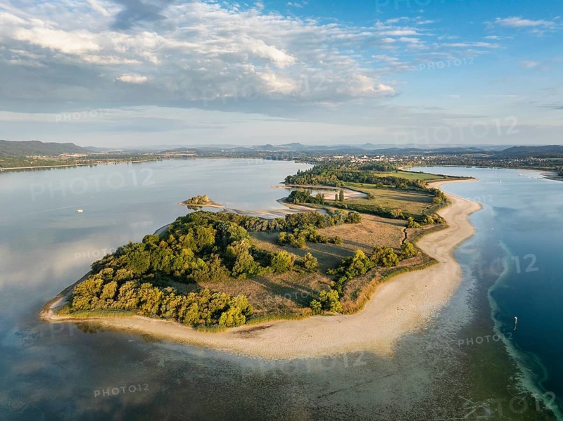 Aerial view of the Mettnau peninsula near Radolfzell on Lake Constance at historic lows, low tide at water level 286 cm, on the horizon the town of Radolfzell and the Hegauberge Mountains, Konstanz district, Baden-Württemberg, Germany