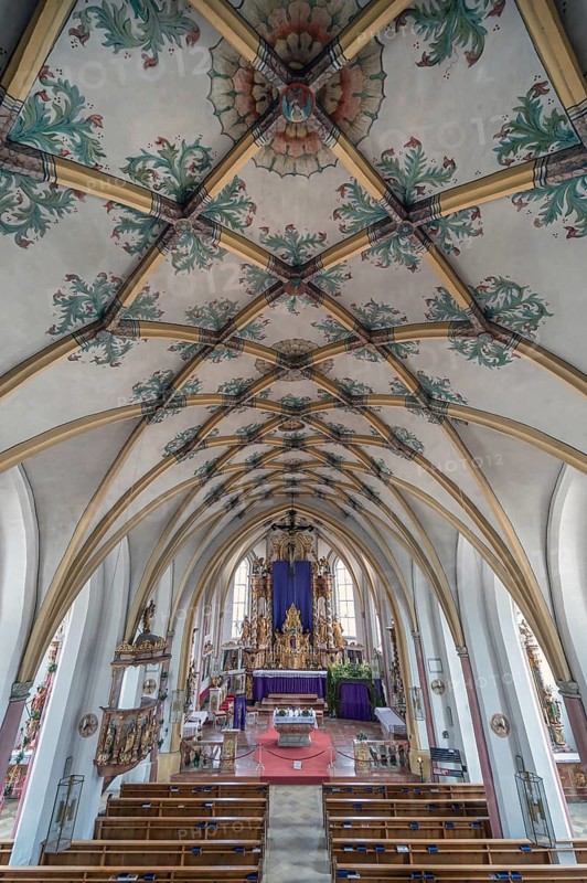 Interior with Gothic mesh vault and high altar, Holy Trinity parish church, founded in 1364, Kösslarn, Marktplatz 35, Lower Bavaria, Germany