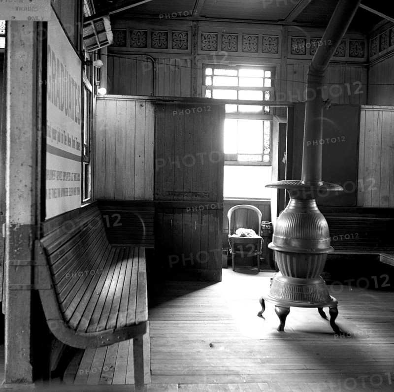 New York, USA, Manhattan, Elevated RR, 3rd Avenue, waiting room, built in 1878, dismantled in 1955, public transport, a rustic interior with wood stove and benches, black and white comfort, Harold Chazen, 1928-2009, around 1950