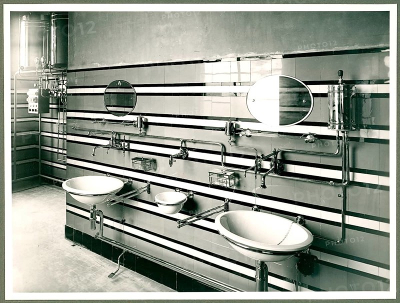Maternite´ Reine Astrid, Charleroi, Berlien, maternity hospital, clinic, new building, Modernist style, architecture, Marcel Leborgne and Raymond Van Hove, 1937, bathroom, 1988 outline