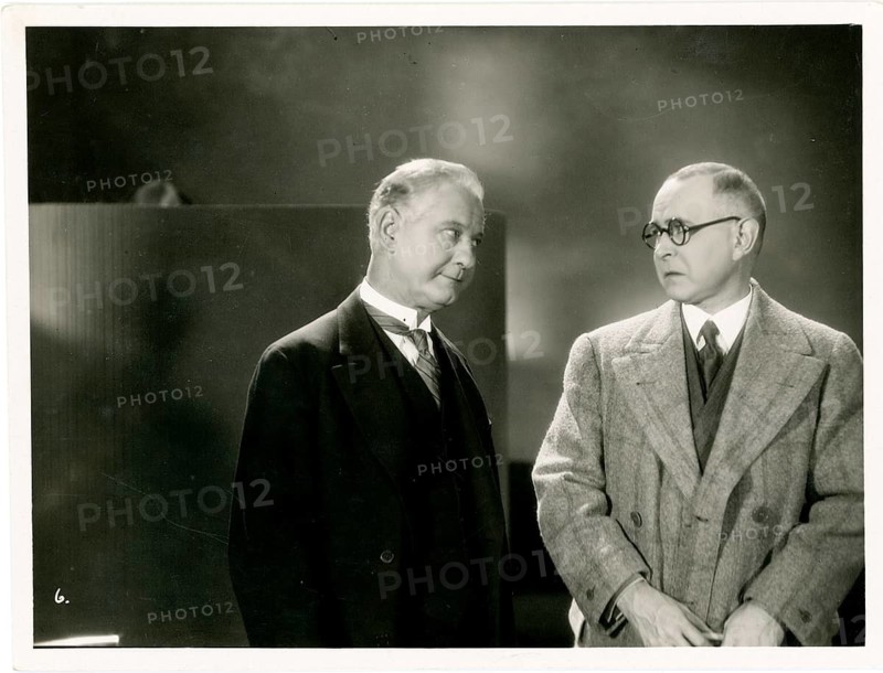 Her dark point, film, UFA, Wilhelm Bendow, jeweler, Paul Biensfeldt, inspector, confusion comedy, directed by Johannes Guter, 1928, Two men in suits in an intensive conversation, classic black and white portrait