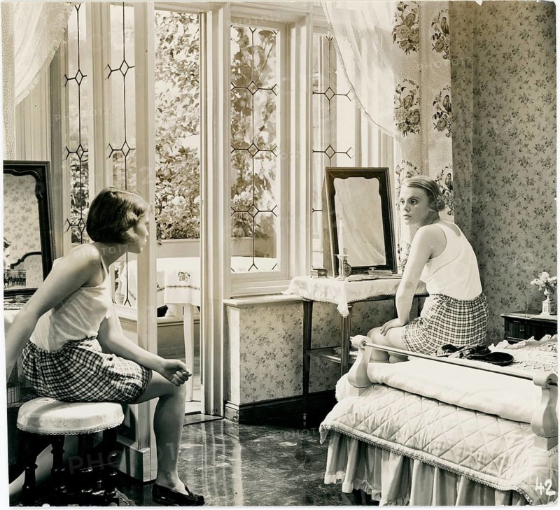 The girl Irene, film, German, 1936, Geraldine Katt, Sabine Peters, directed by Reinhold Schünzel, Two woman talking in the bedroom, window and mirror flooded with daylight