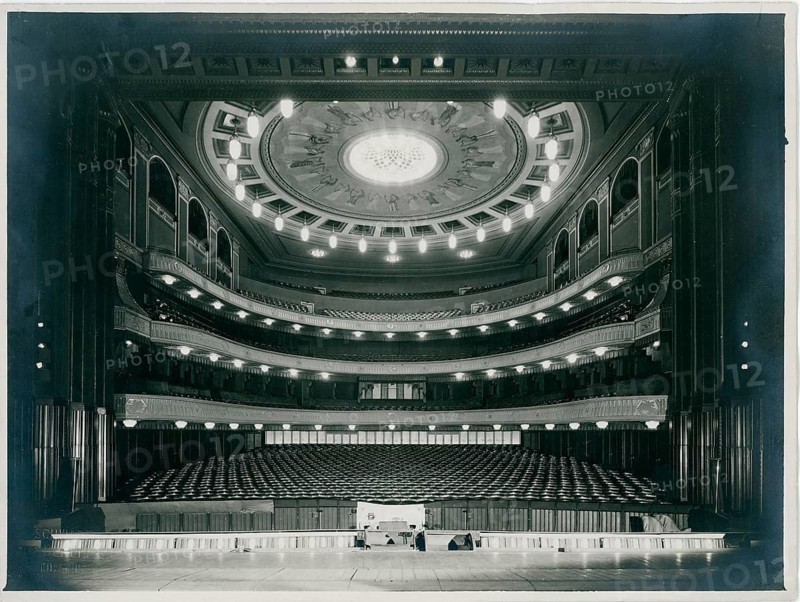 Berlin, Charlottenburg, Städtische Oper, architect, Heinrich Seeling, 1912, impressive theatre interior with magnificent lamps and a large number of seats, destroyed during war, Schwabe Co., 1928