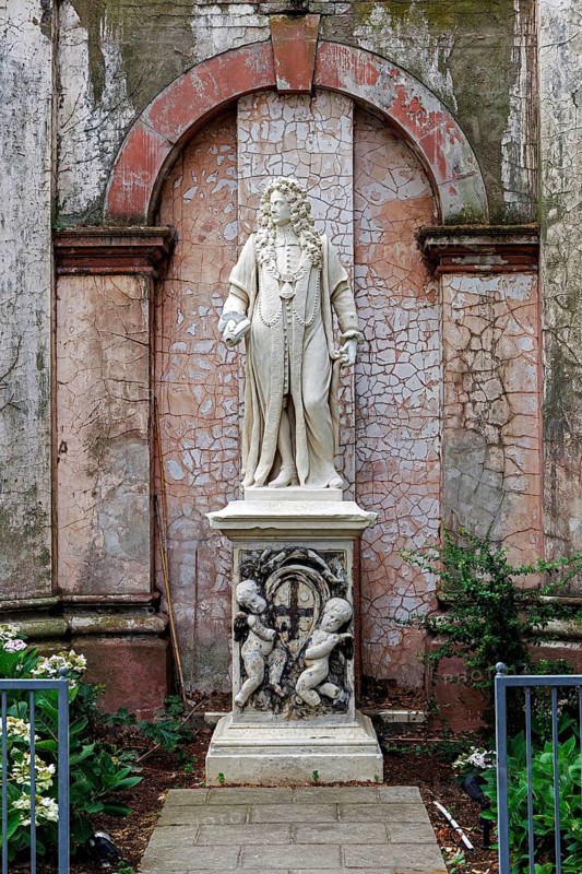 A marble statue attributed to sculptor Grinling Gibbons depicts Sir Robert Clayton, President of St Thomas Hospital, who led its rebuilding in the late 17th century. The Grade I listed figure stands at the North Wing entrance beneath a faded ornamental archway, London, England, United Kingdom