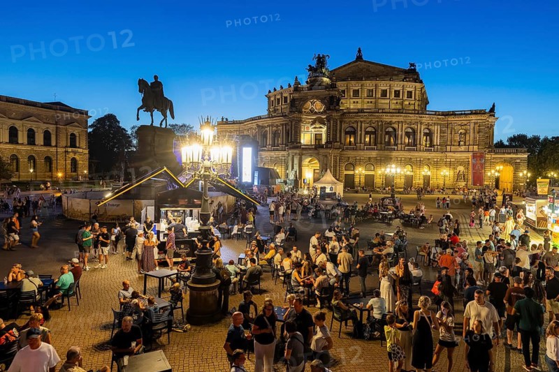 The Dresden City Festival attracts tens of thousands of visitors every year. Theaterplatz, Dresden, Saxony, Germany